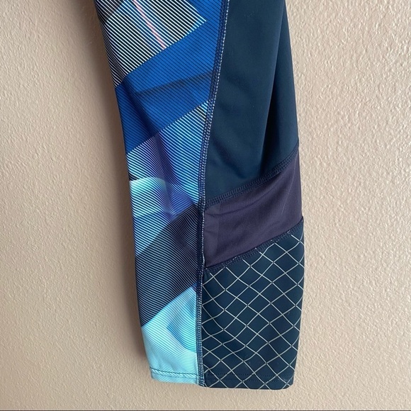 Athleta Leggings Women’s Size Medium Tall Electric Geo Sonar Capri Leggings - Picture 5 of 9